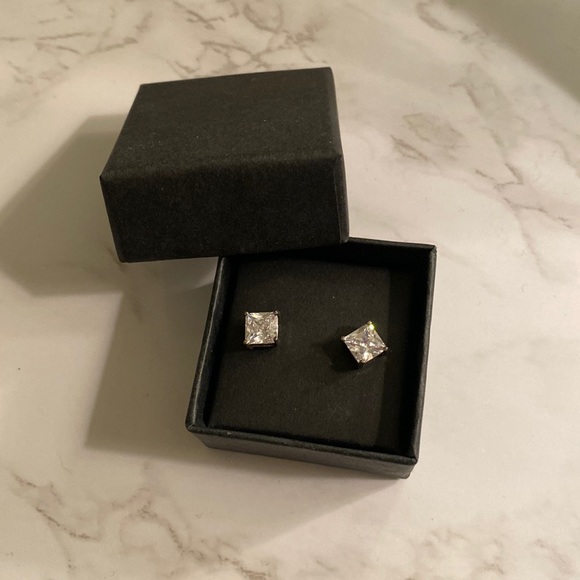 Square studs - Picture 1 of 3